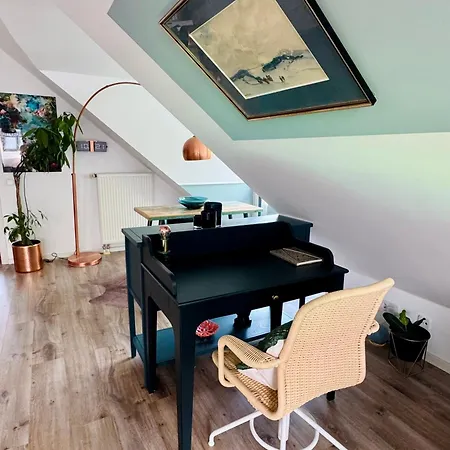 아파트 Sunny Attic & Close To Ber Airport